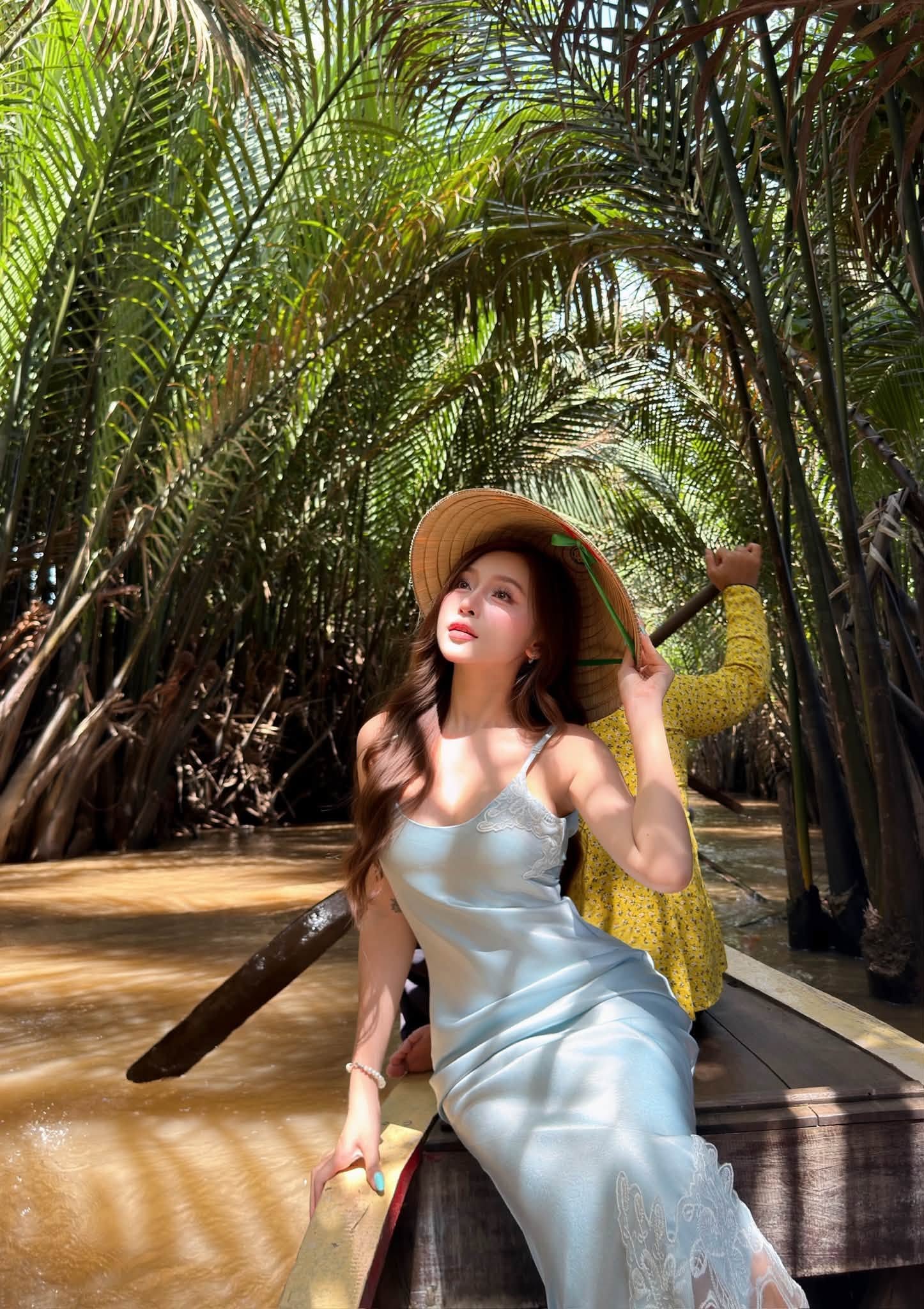 Nhập trend nàng thơ miền Tây, mẫu ảnh thả dáng và khoảnh khắc khiến fan