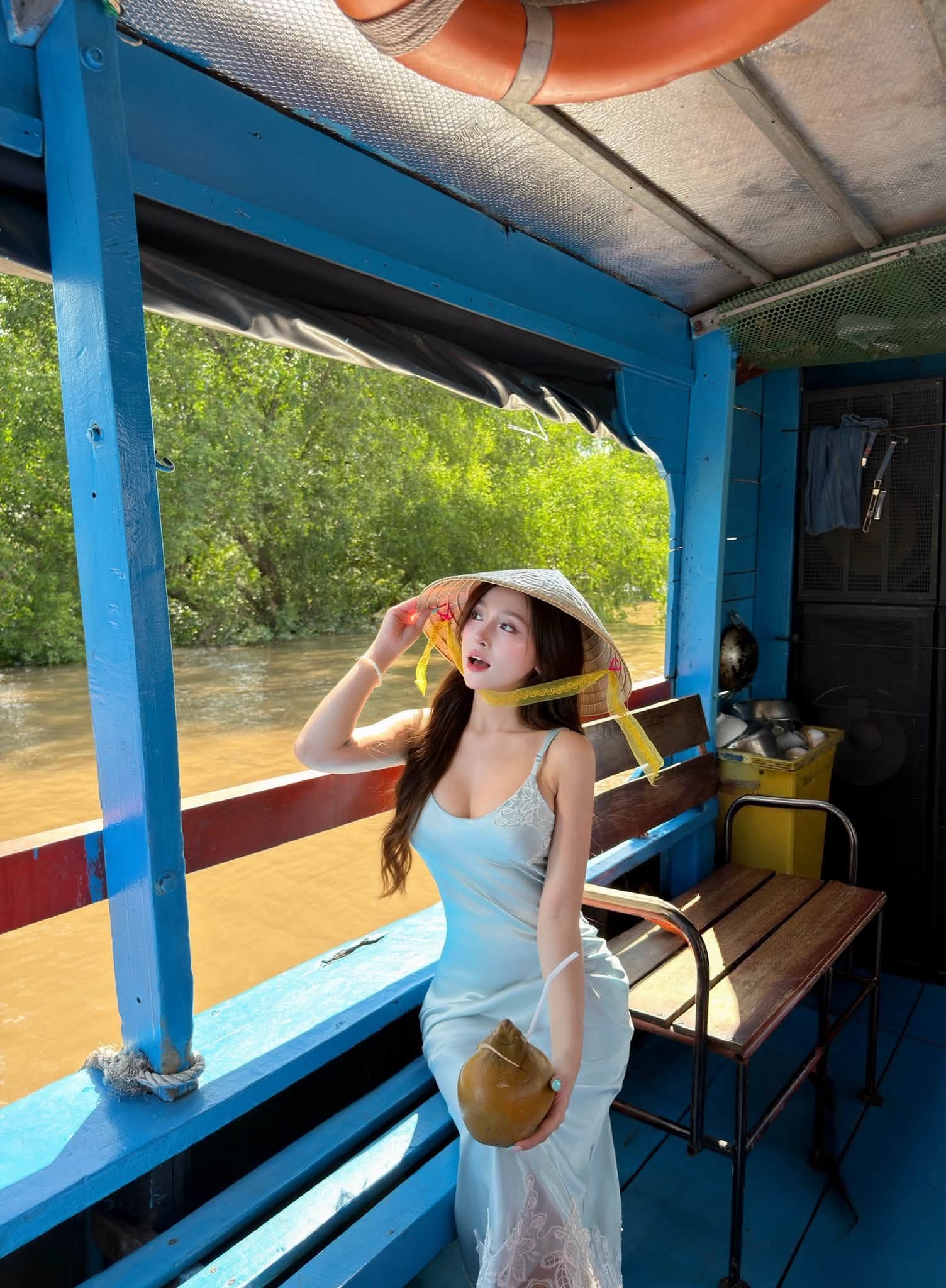 Nhập trend nàng thơ miền Tây, mẫu ảnh thả dáng và khoảnh khắc khiến fan