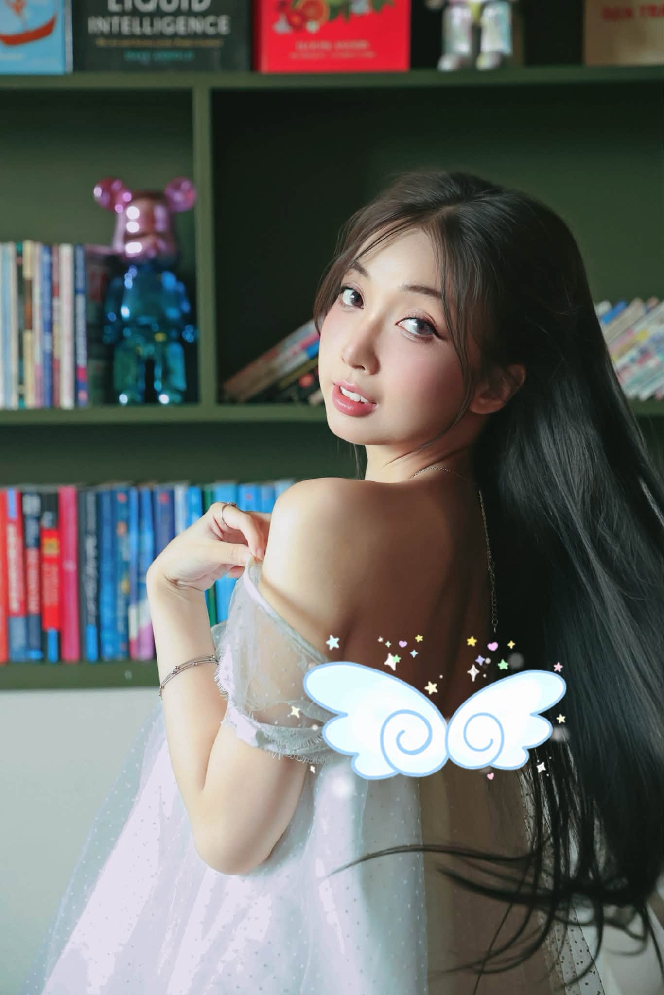 MC Hoài An kéo áo hững hờ, khiến anh em game thủ không thể ngừng mê mẩn