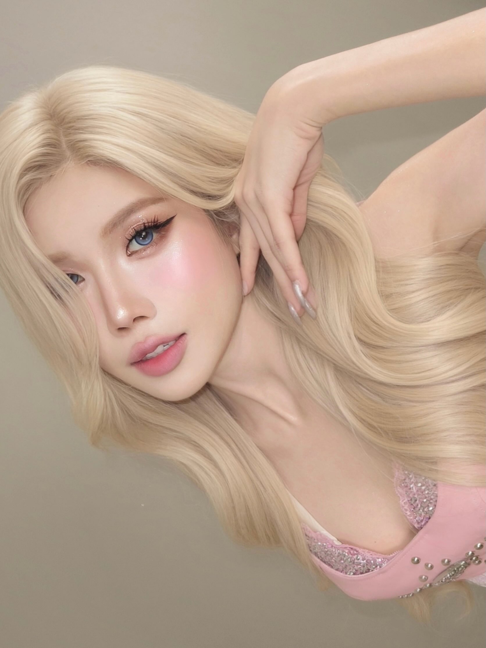 Trang Pháp hoá búp bê Barbie đời thực, khiến ánh nhìn fan nam chao đảo