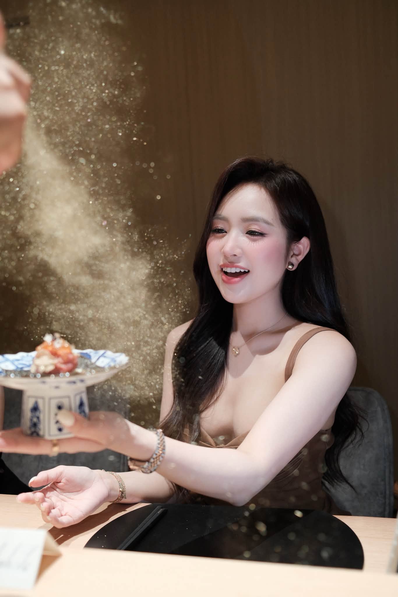 Đi ăn Omakase, hot girl Lê Phương Anh khiến CĐM mê mẩn với thần thái sang chảnh, quyến rũ