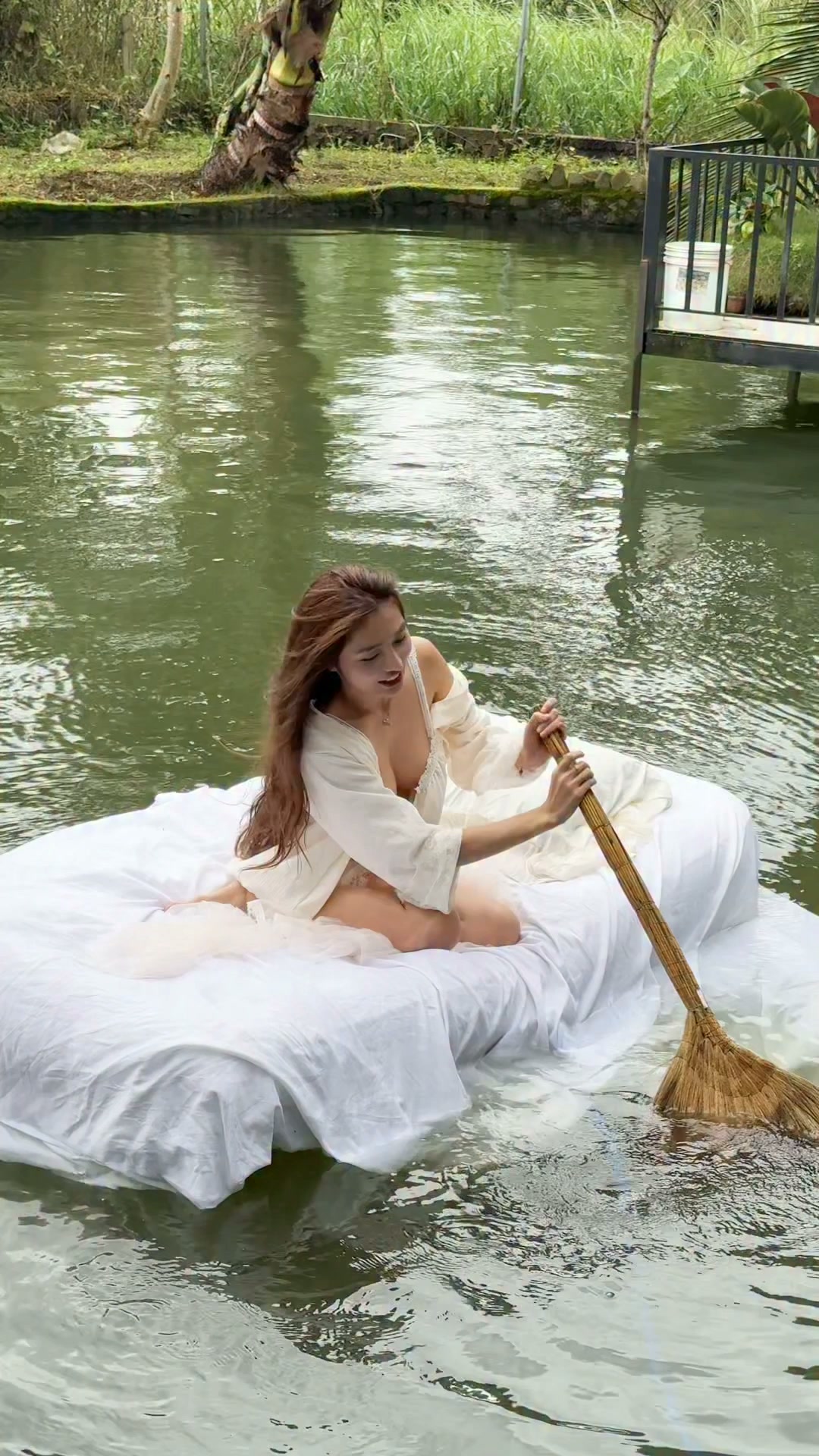 Hậu trường