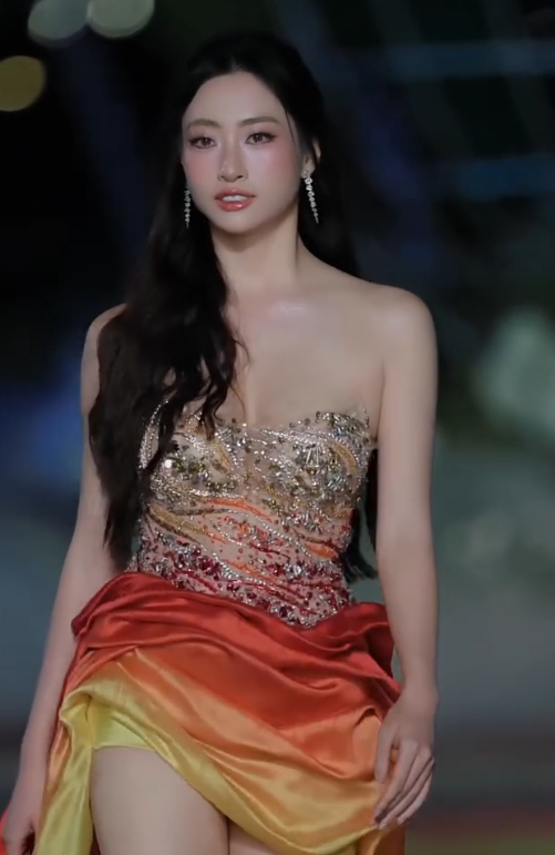 Thót tim cú trượt ngã của nàng hậu chân dài 1m22, màn ứng biến sau đó được dân tình vỗ tay rần rần