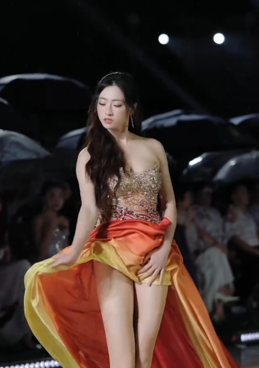 Thót tim cú trượt ngã của nàng hậu chân dài 1m22, màn ứng biến sau đó được dân tình vỗ tay rần rần