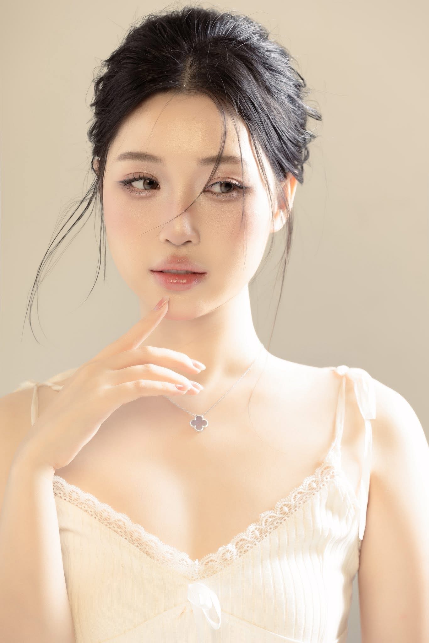 Streamer Chubby khoe hình hóa nàng thơ, “người chị em” có hành động khó hiểu, trêu đùa hay thiếu tinh tế?