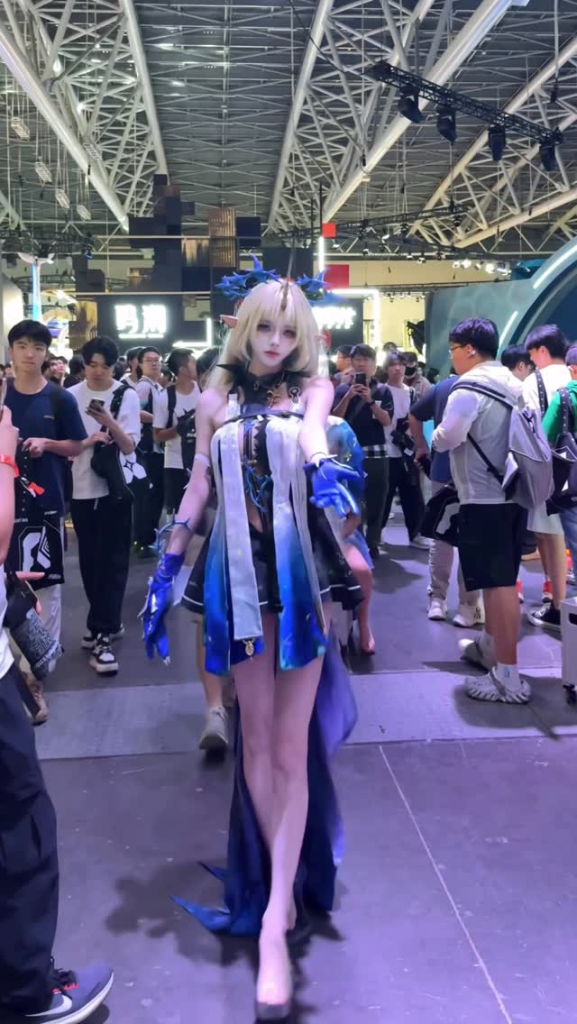 Body hoàn hảo của nữ coser đình đám xứ Trung: