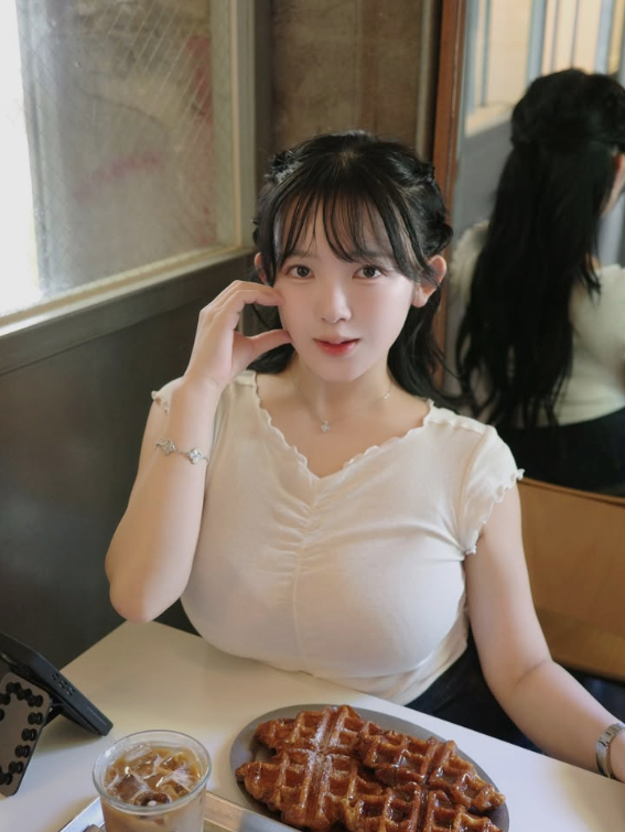 Đang là biểu tượng của sự gợi cảm, hot girl nổi tiếng đưa ra quyết định ngỡ ngàng, không ít fan 