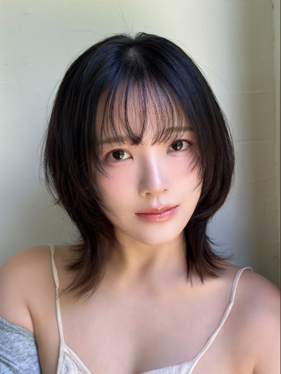 Đang là biểu tượng của sự gợi cảm, hot girl nổi tiếng đưa ra quyết định ngỡ ngàng, không ít fan 