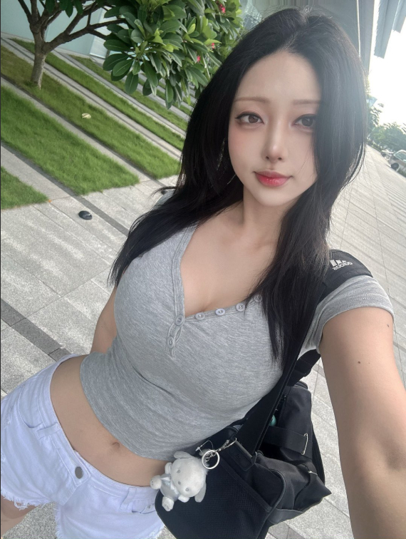 Nữ thần làng game tiếp tục gây bão cộng đồng mạng, khoe ảnh cosplay cực gợi cảm, không khác gì các hot girl mạng