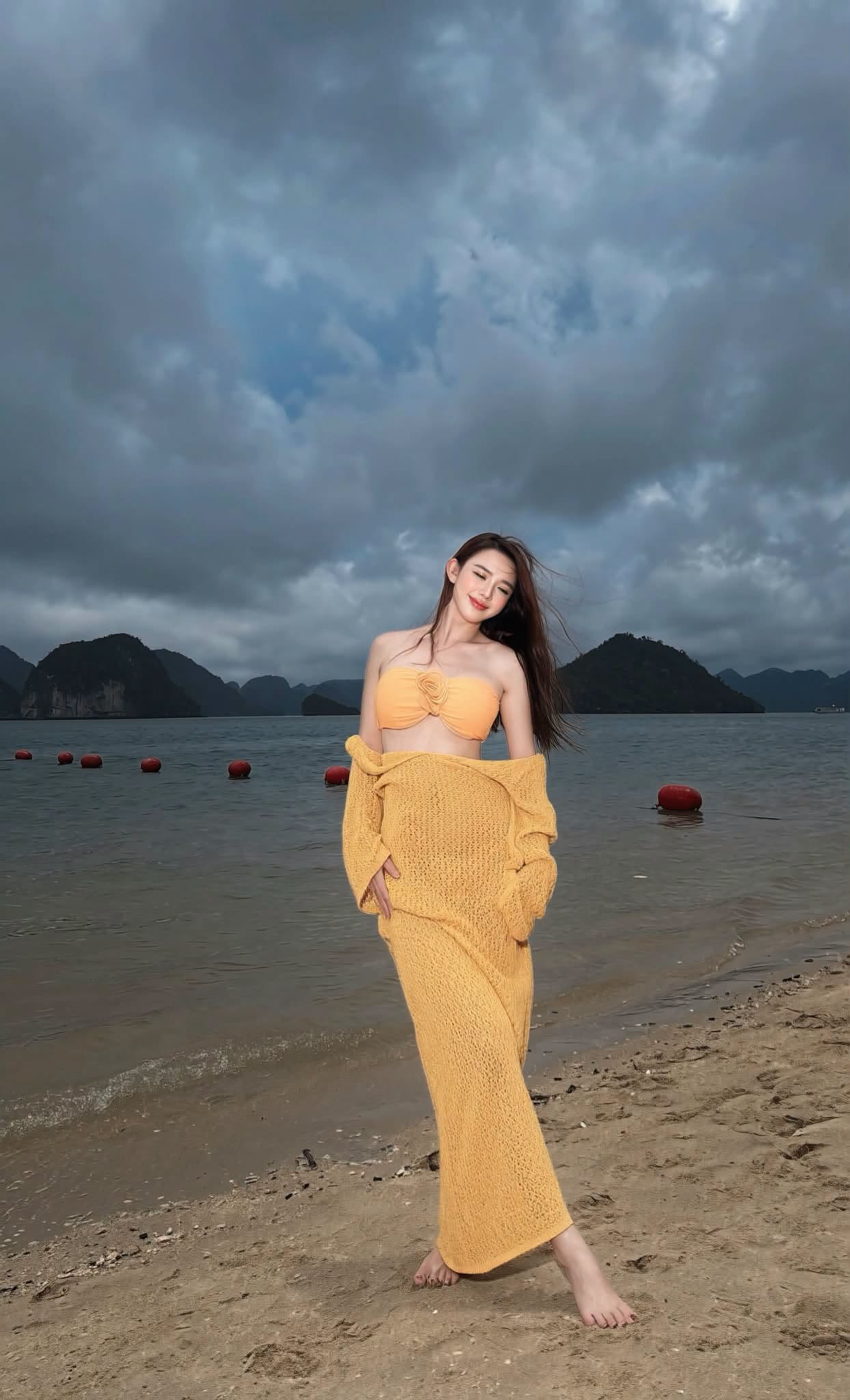 Hot girl Dumy Ngô lại khoe dáng quyến rũ, nhan sắc bật sáng giữa trời mưa bão khiến CĐM đồng loạt