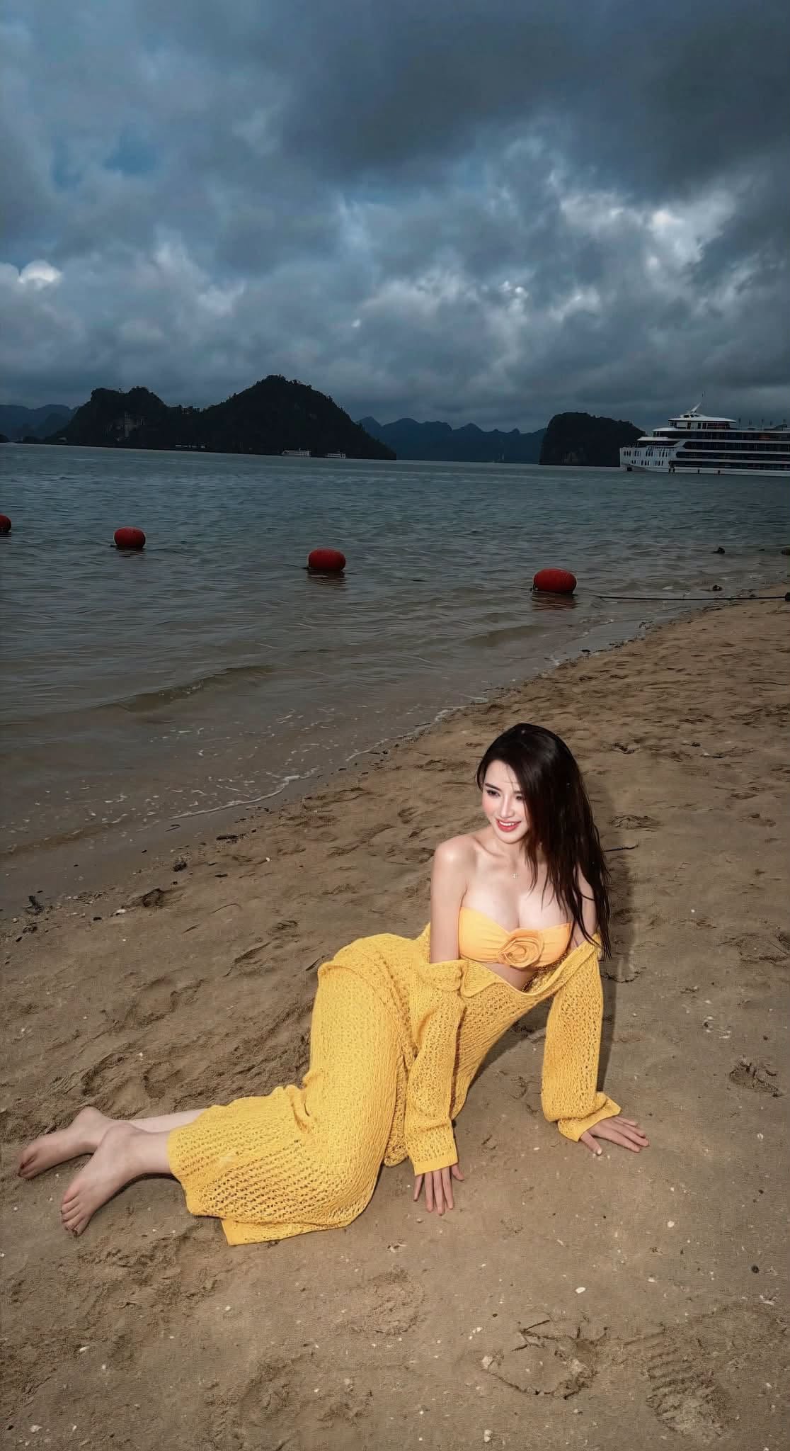 Hot girl Dumy Ngô lại khoe dáng quyến rũ, nhan sắc bật sáng giữa trời mưa bão khiến CĐM đồng loạt