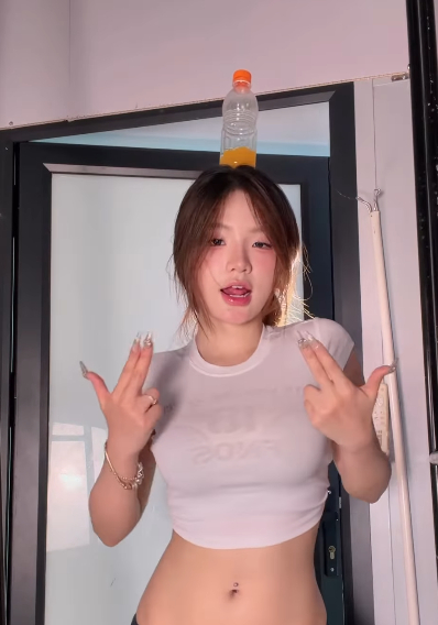 Trổ tài nhún nhảy với chai nước, Lanh Xinh Yêu lại có thêm video triệu view 