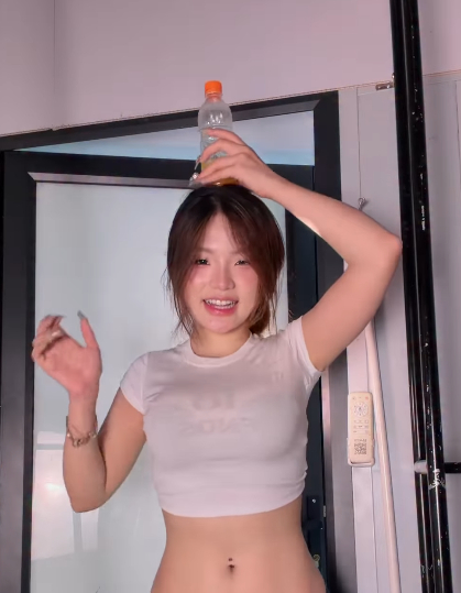 Trổ tài nhún nhảy với chai nước, Lanh Xinh Yêu lại có thêm video triệu view 
