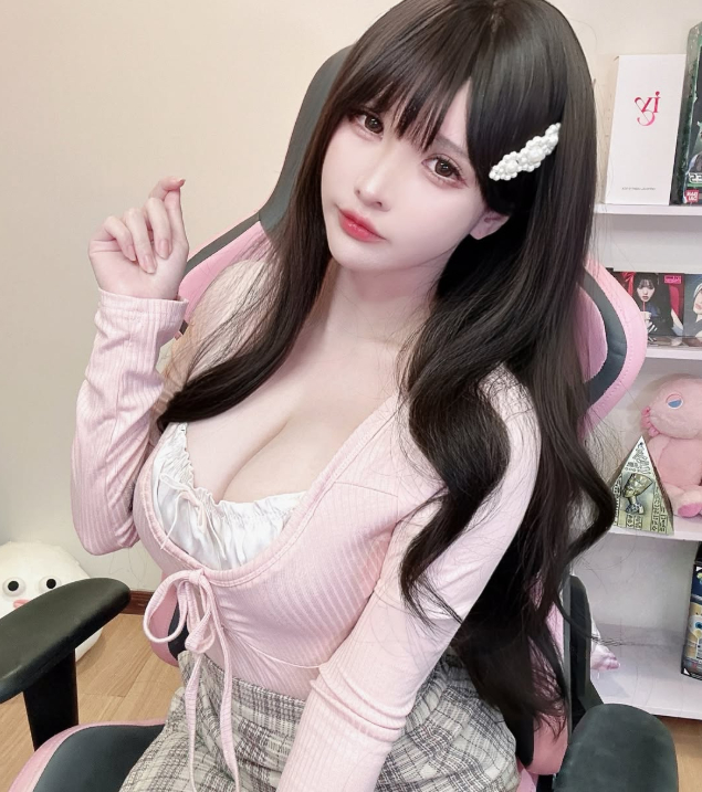 Nữ streamer gợi cảm chia sẻ câu chuyện không ngờ, nhờ làm nhân viên ở quán cafe mới có ngày hôm nay