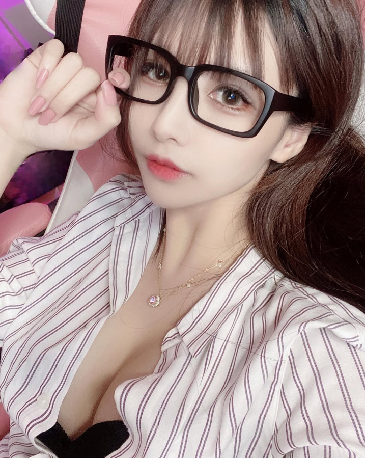 Nữ streamer gợi cảm chia sẻ câu chuyện không ngờ, nhờ làm nhân viên ở quán cafe mới có ngày hôm nay