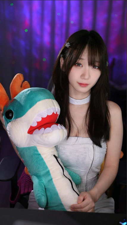 Hot girl gợi cảm hoảng hốt vì làm mất máy ảnh, lo hàng loạt ảnh và clip cá nhân có nguy cơ bị lộ