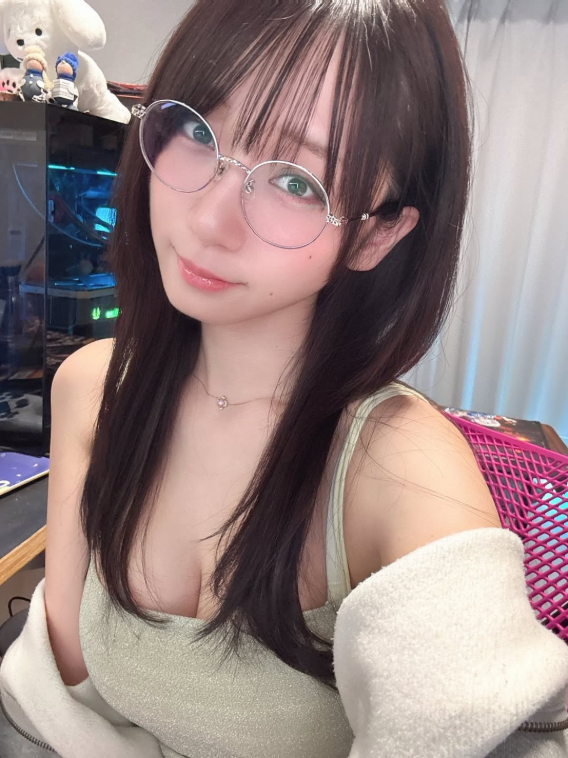Hot girl gợi cảm hoảng hốt vì làm mất máy ảnh, lo hàng loạt ảnh và clip cá nhân có nguy cơ bị lộ