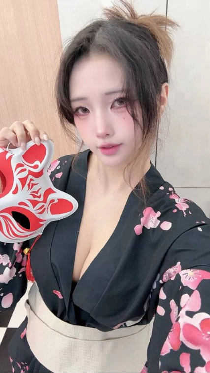 Liên tục khoe sự gợi cảm, hot girl nổi tiếng bất ngờ bị khóa tài khoản livestream, nghi do bị 