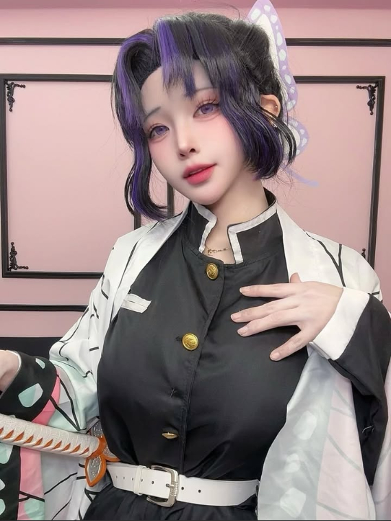 Liên tục khoe sự gợi cảm, hot girl nổi tiếng bất ngờ bị khóa tài khoản livestream, nghi do bị 