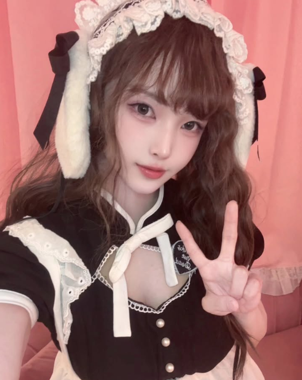 Liên tục khoe sự gợi cảm, hot girl nổi tiếng bất ngờ bị khóa tài khoản livestream, nghi do bị 