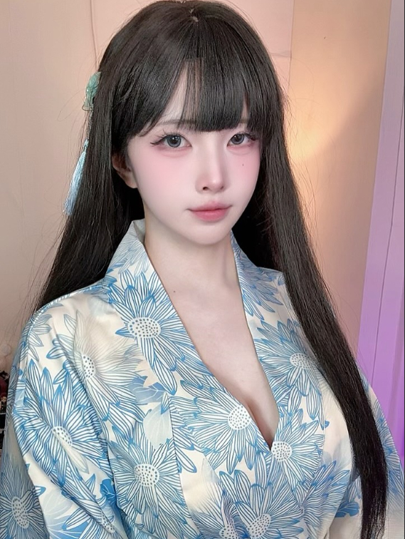 Liên tục khoe sự gợi cảm, hot girl nổi tiếng bất ngờ bị khóa tài khoản livestream, nghi do bị 