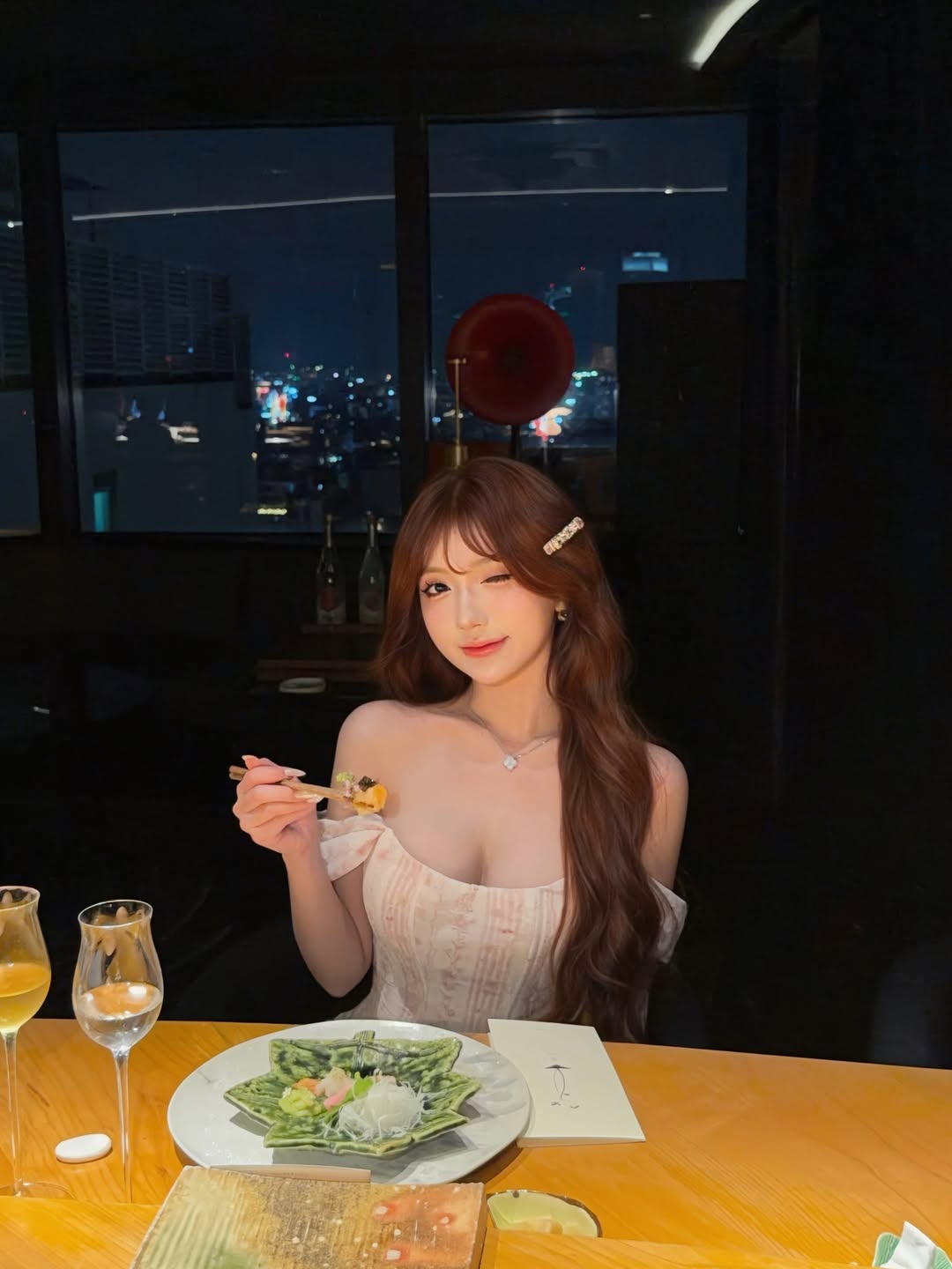 Nhan sắc ấn tượng của hot girl 2k4 đang