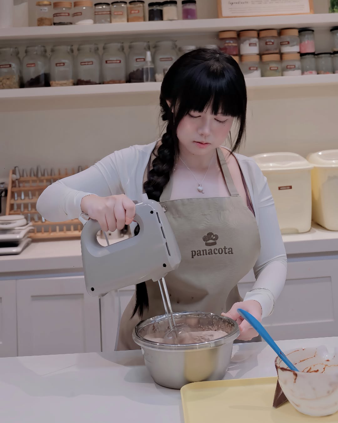 Vào bếp làm bánh, hot TikToker khiến CĐM thích thú vì đã xinh đẹp còn khéo léo, đảm đang