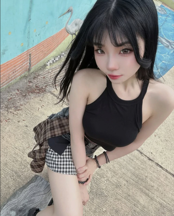 Hot girl xinh đẹp hoảng hốt vì món quà fan dặn về nhà mới mở, cú sốc toàn tập