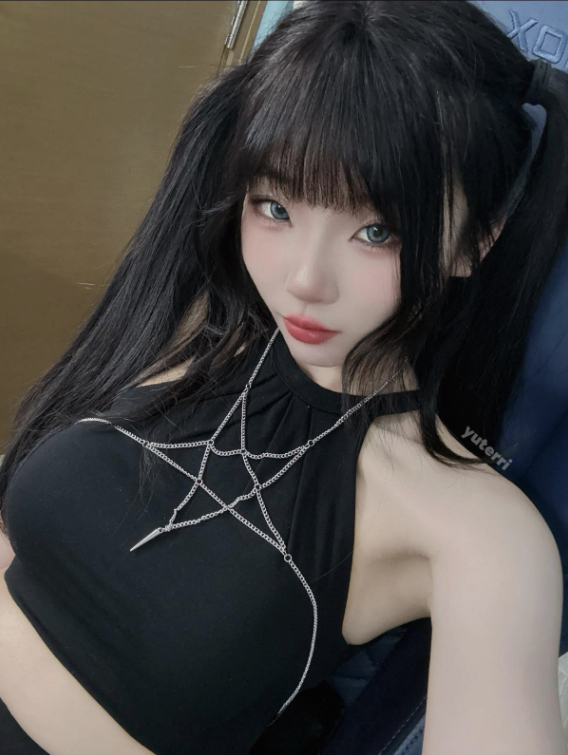Hot girl xinh đẹp hoảng hốt vì món quà fan dặn về nhà mới mở, cú sốc toàn tập