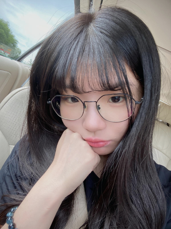 Hot girl xinh đẹp hoảng hốt vì món quà fan dặn về nhà mới mở, cú sốc toàn tập