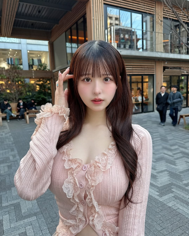 Chỉ đi chơi công viên, hot girl xinh đẹp bất ngờ bị chỉ trích nặng nề, tranh cãi tột độ chỉ vì trang phục