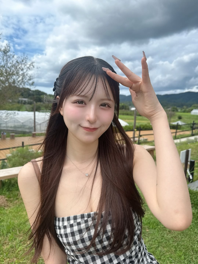 Chỉ đi chơi công viên, hot girl xinh đẹp bất ngờ bị chỉ trích nặng nề, tranh cãi tột độ chỉ vì trang phục