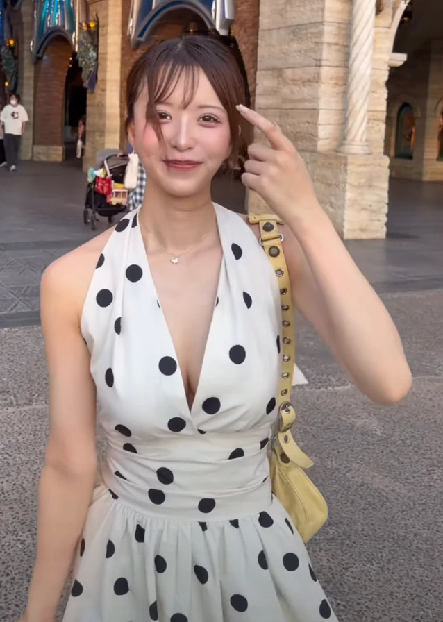 Chỉ đi chơi công viên, hot girl xinh đẹp bất ngờ bị chỉ trích nặng nề, tranh cãi tột độ chỉ vì trang phục