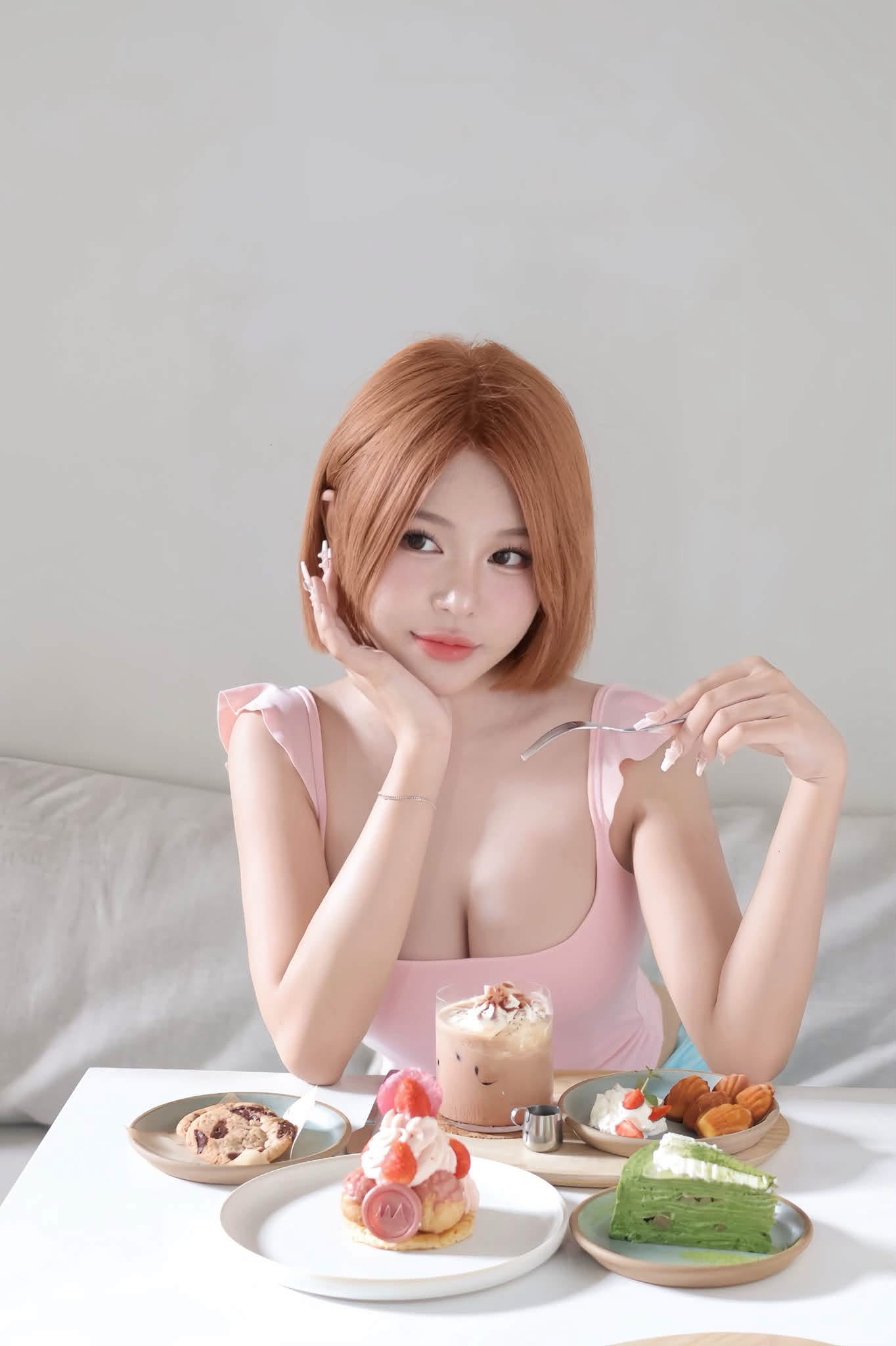 Hot girl Lý Gia Hân xả ảnh trà chiều nũng nịu, fan nam lập tức
