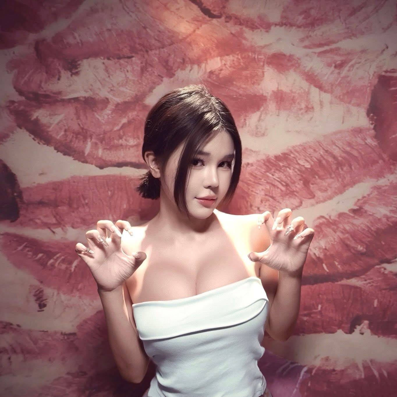 Hot girl Lý Gia Hân xả ảnh trà chiều nũng nịu, fan nam lập tức
