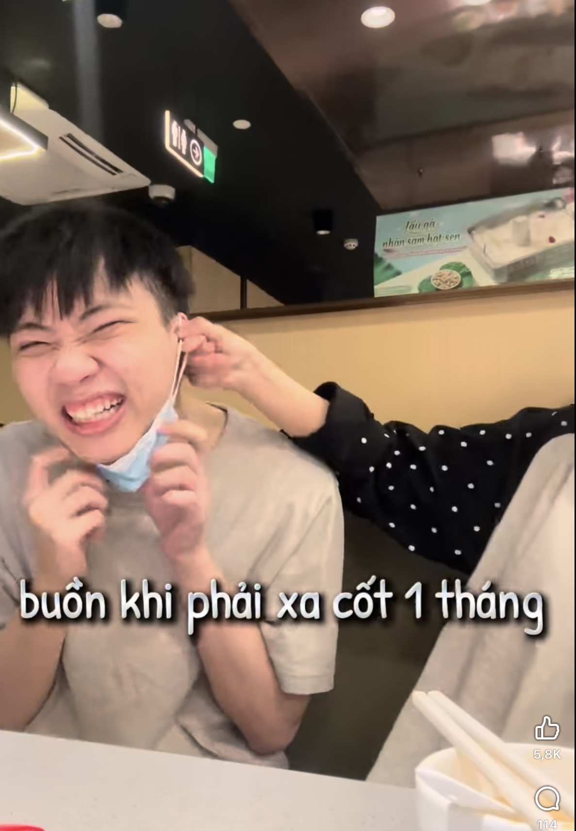 Sau khoảnh khắc ngồi chung trên khán đài, tuyển thủ Liên Quân tung video “thân mật” với hot girl