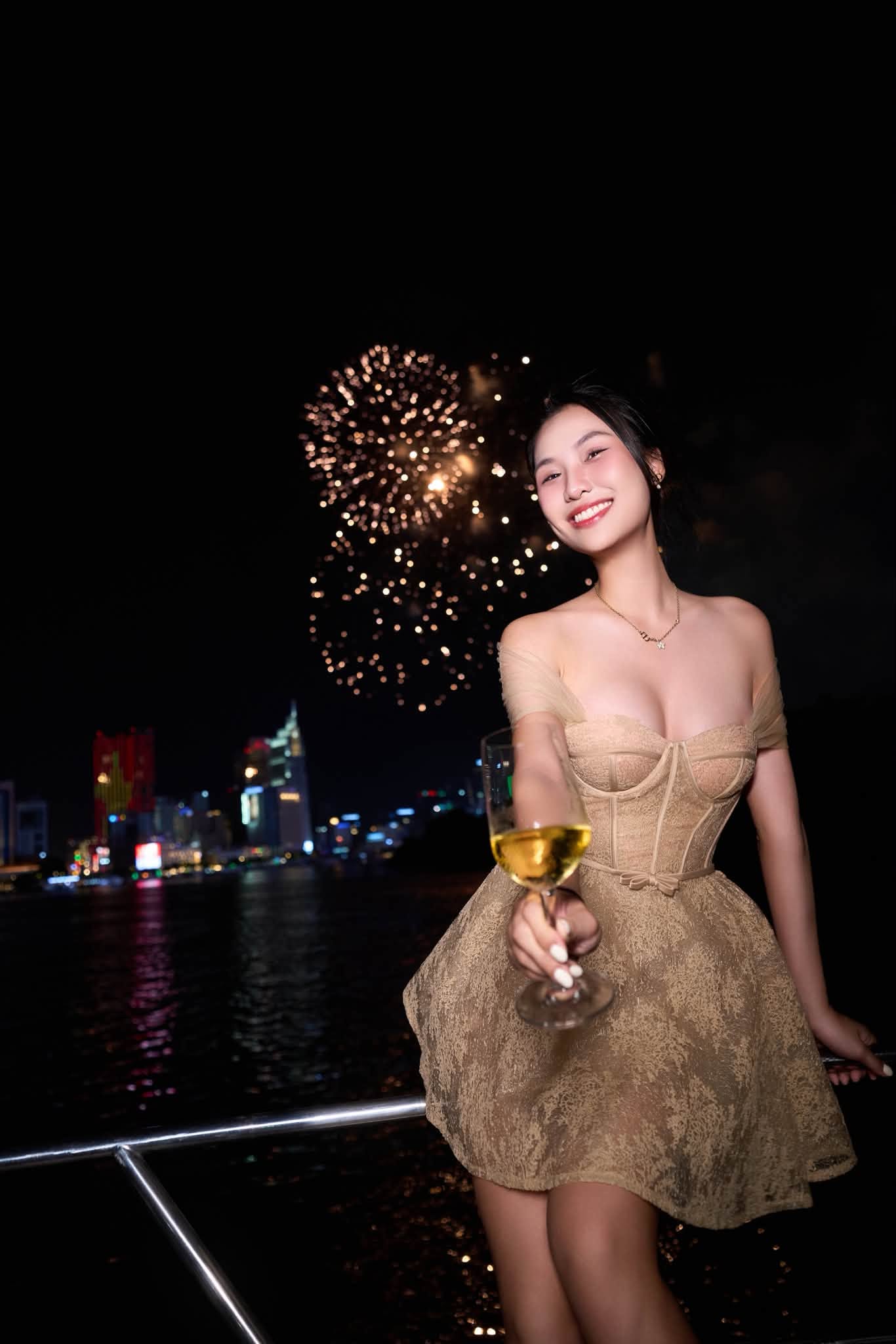 Bắt trọn khoảnh khắc pháo hoa rực rỡ, hot girl có luôn bộ ảnh viral MXH