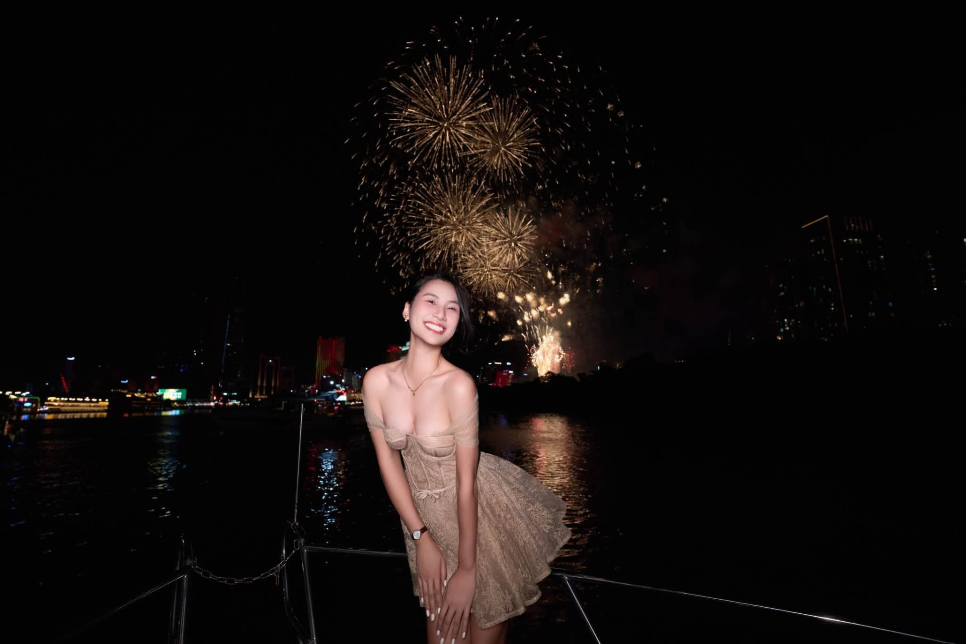 Bắt trọn khoảnh khắc pháo hoa rực rỡ, hot girl có luôn bộ ảnh viral MXH