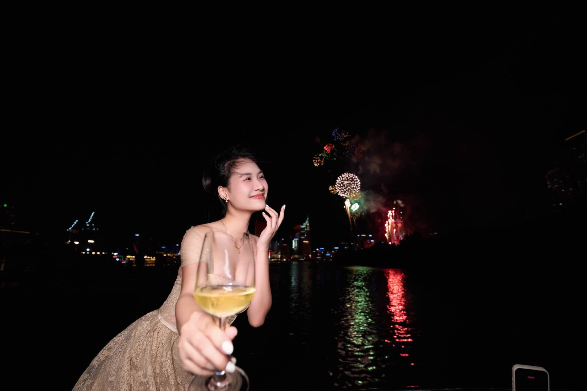Bắt trọn khoảnh khắc pháo hoa rực rỡ, hot girl có luôn bộ ảnh viral MXH