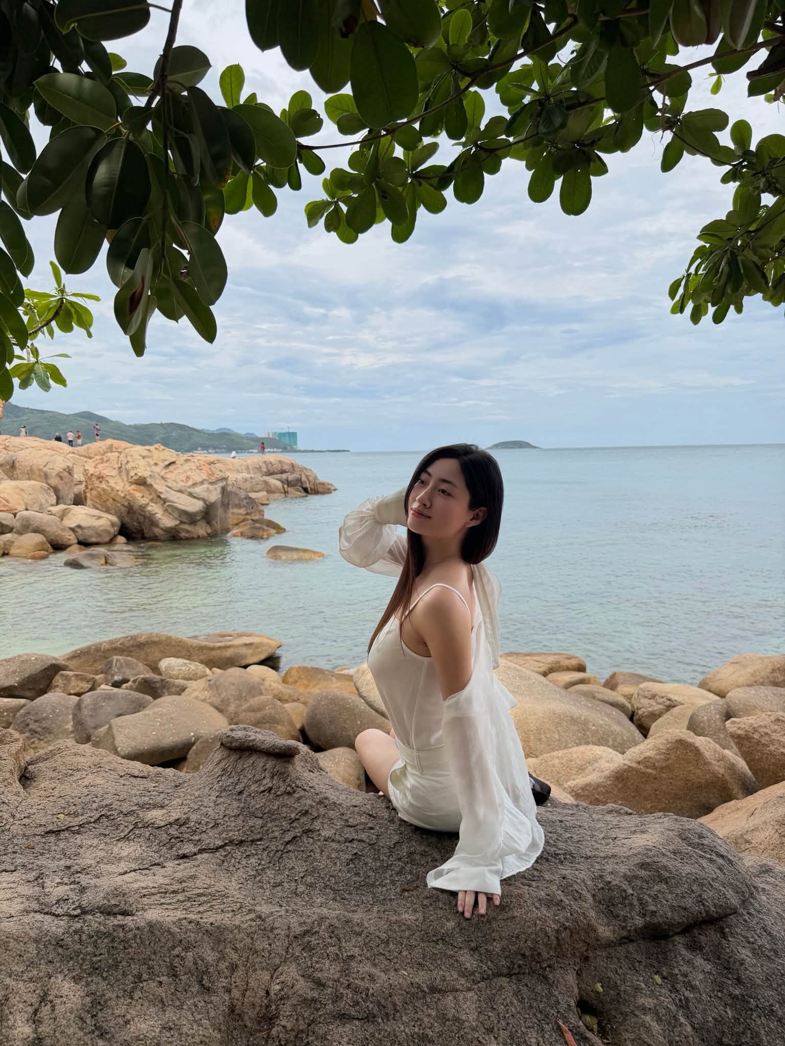 Hoa hậu Lương Thùy Linh check-in du lịch hè, 