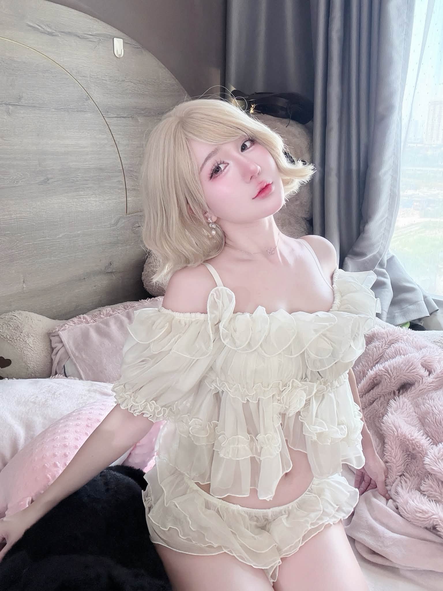 Phan Hoàng Thiên Thy cập nhật giao diện ngày càng cuốn hút, còn tung cả khoảnh khắc riêng tư