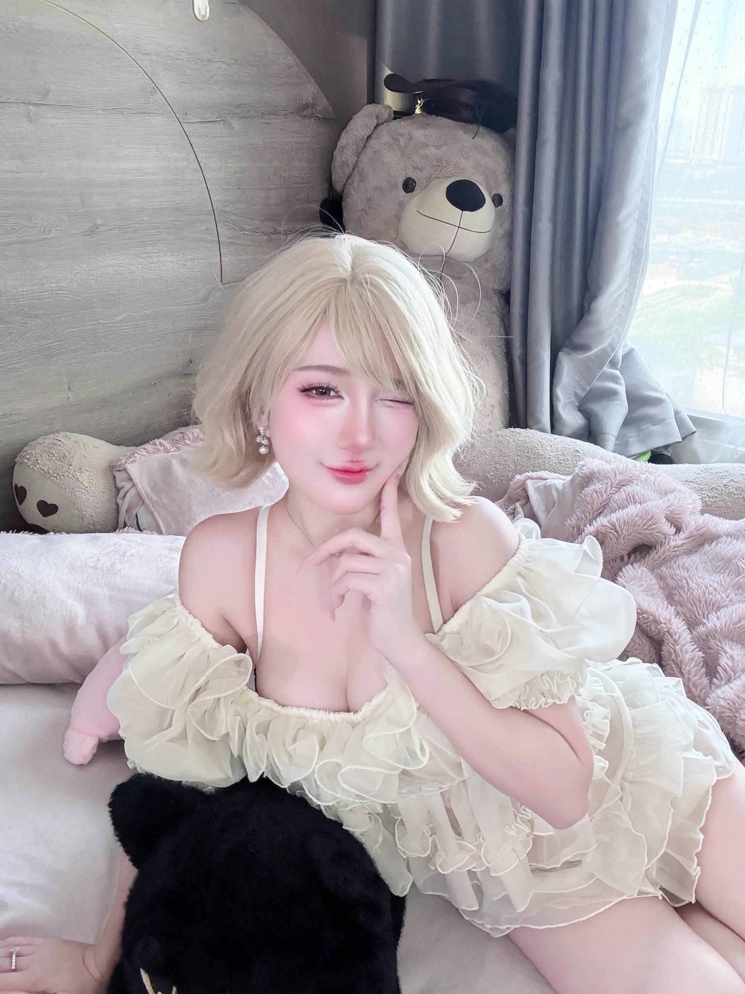 Phan Hoàng Thiên Thy cập nhật giao diện ngày càng cuốn hút, còn tung cả khoảnh khắc riêng tư