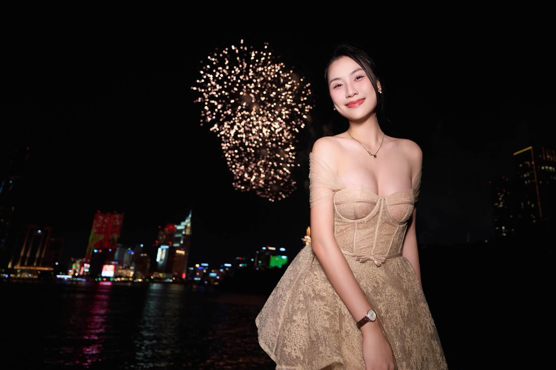 Bắt trọn khoảnh khắc pháo hoa rực rỡ, hot girl có luôn bộ ảnh viral MXH