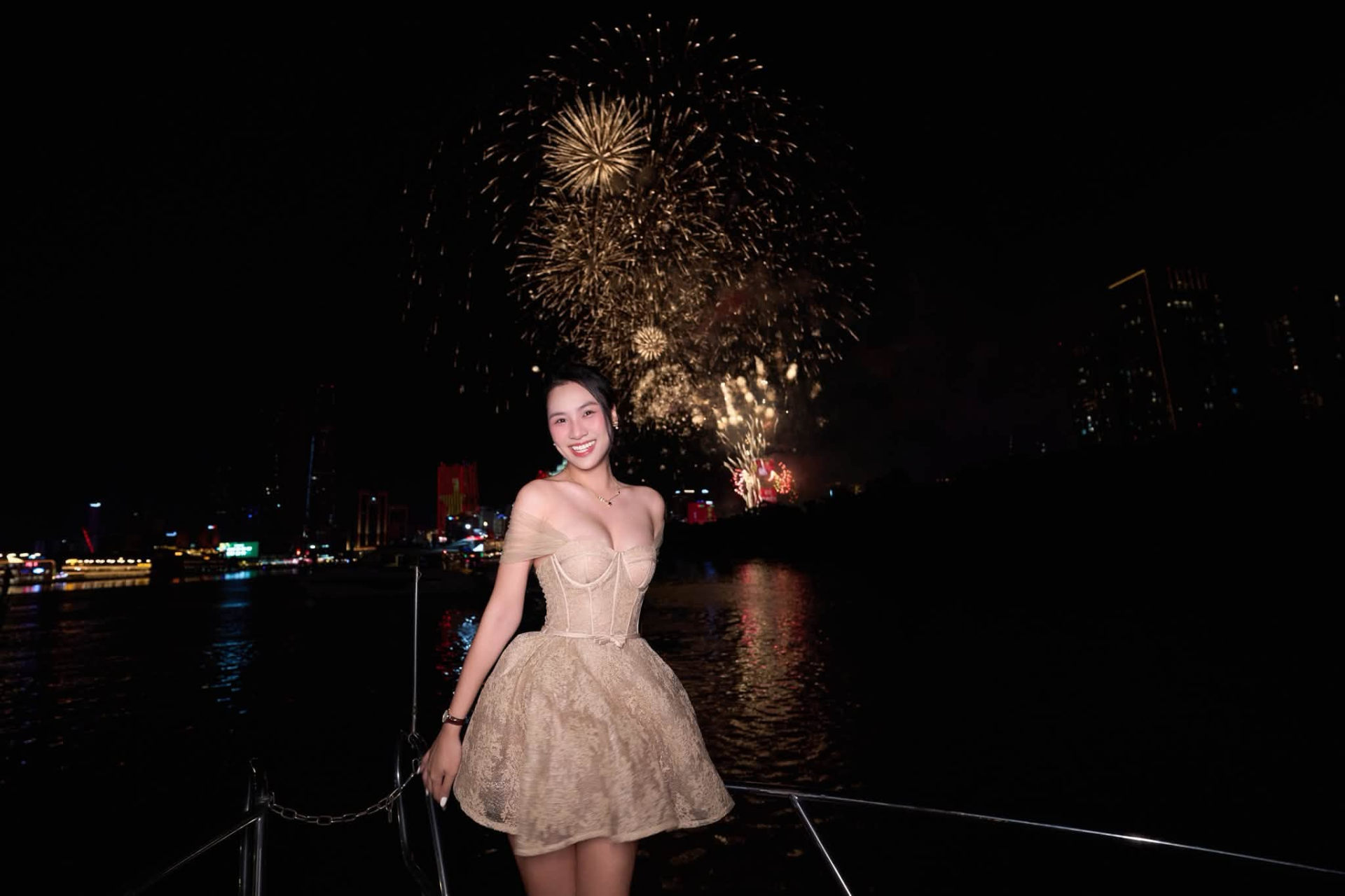 Bắt trọn khoảnh khắc pháo hoa rực rỡ, hot girl có luôn bộ ảnh viral MXH