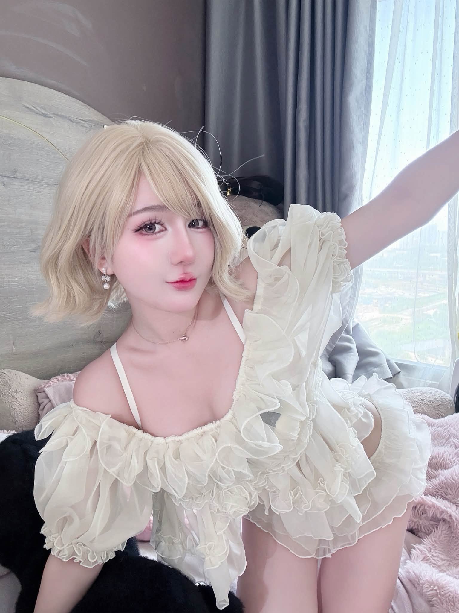 Phan Hoàng Thiên Thy cập nhật giao diện ngày càng cuốn hút, còn tung cả khoảnh khắc riêng tư