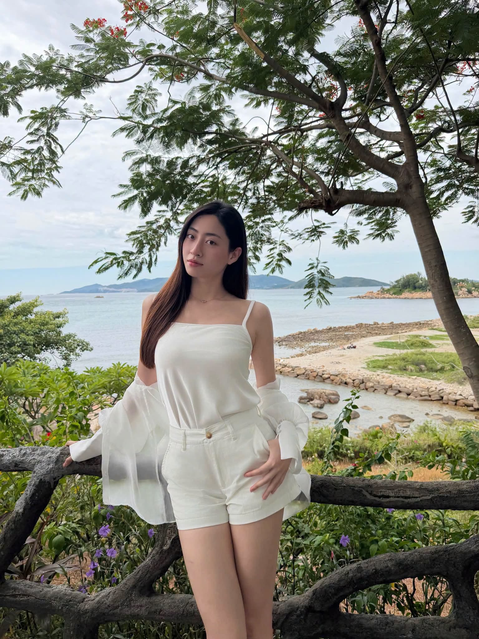 Hoa hậu Lương Thùy Linh check-in du lịch hè, 