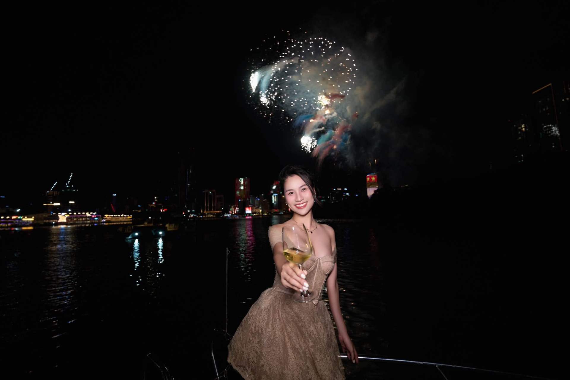 Bắt trọn khoảnh khắc pháo hoa rực rỡ, hot girl có luôn bộ ảnh viral MXH
