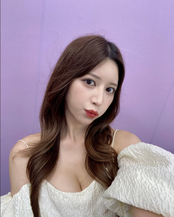 Thêm một hot girl tuyên bố dừng hoạt động vô thời hạn, gây bất ngờ với diện mạo mới