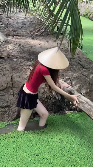 Mặc váy ngắn đi mò ốc, hot girl hút hơn 3 triệu view chỉ trong nháy mắt