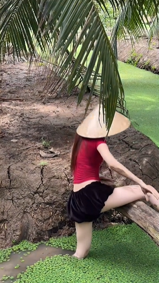 Mặc váy ngắn đi mò ốc, hot girl hút hơn 3 triệu view chỉ trong nháy mắt
